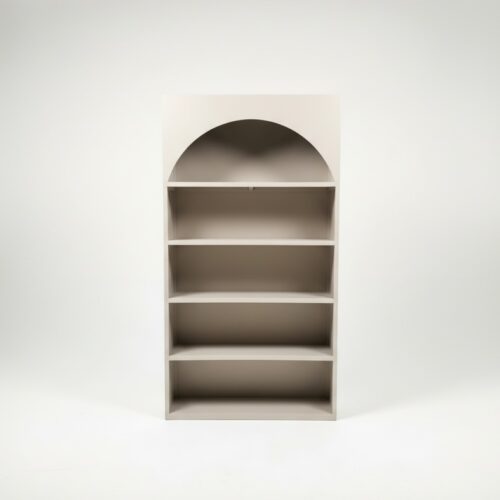 Schlichtes, beige Regal mit Bögen.