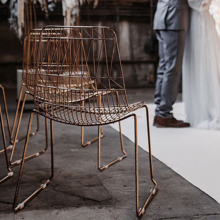 Wire Stuhl im Mesh-Look gold